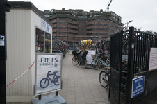 827603 Gezicht op de rijwielstalling op het Smakkelaarsveld te Utrecht.